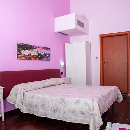 نابولي Palazzo Carafa Della Spina Room And Apartment المظهر الخارجي الصورة