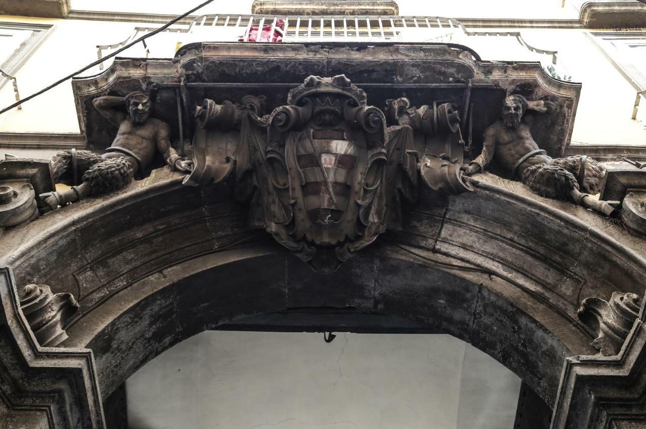 نابولي Palazzo Carafa Della Spina Room And Apartment المظهر الخارجي الصورة