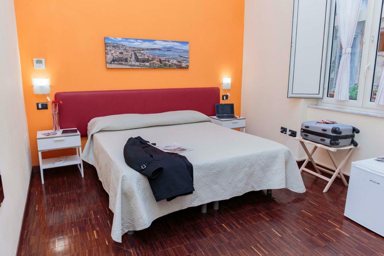نابولي Palazzo Carafa Della Spina Room And Apartment المظهر الخارجي الصورة