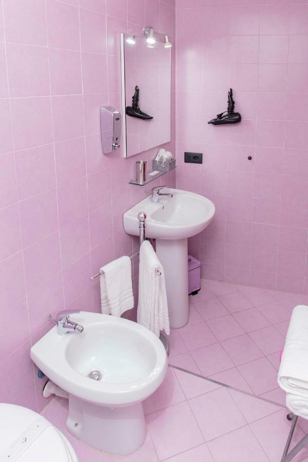 نابولي Palazzo Carafa Della Spina Room And Apartment المظهر الخارجي الصورة