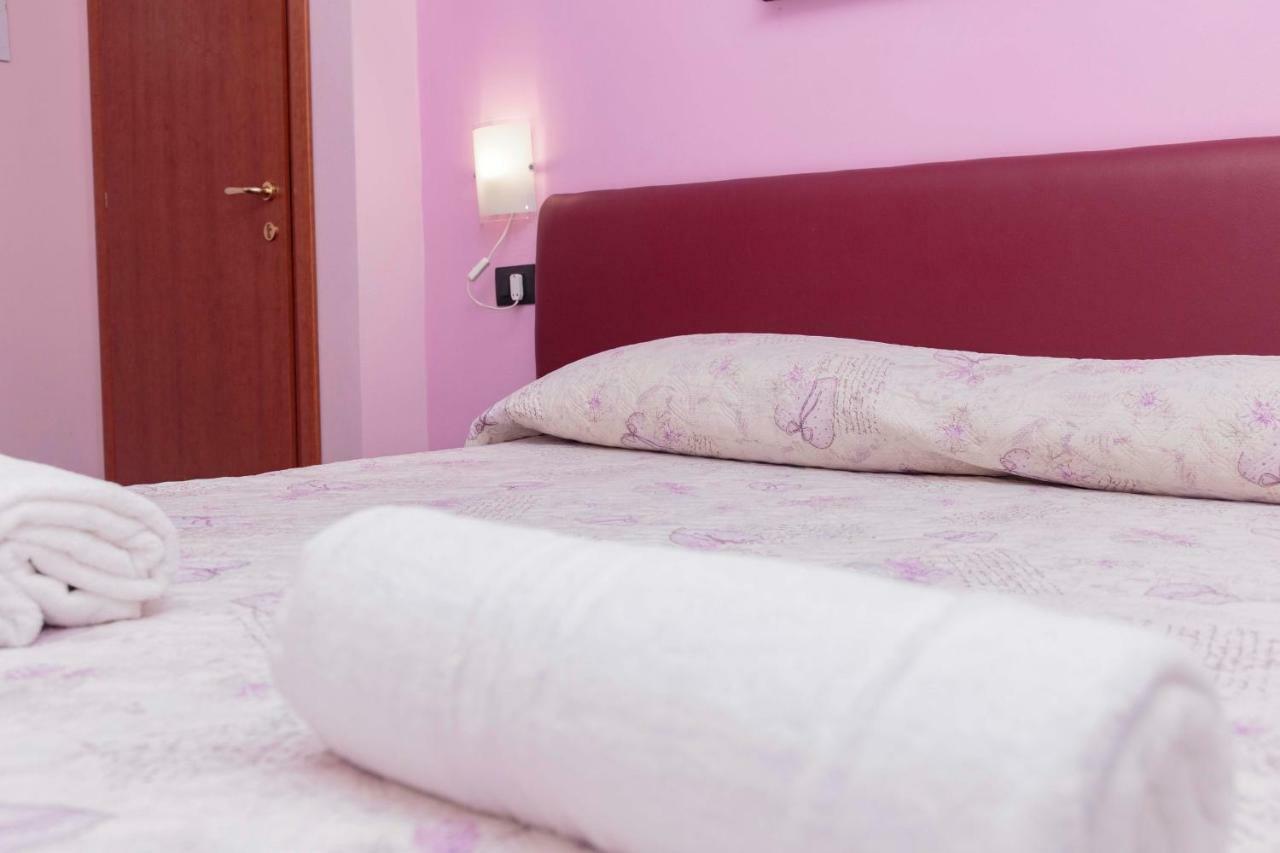 نابولي Palazzo Carafa Della Spina Room And Apartment المظهر الخارجي الصورة