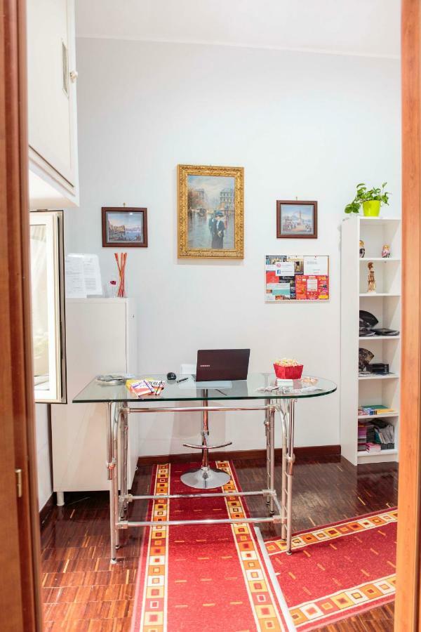 نابولي Palazzo Carafa Della Spina Room And Apartment المظهر الخارجي الصورة